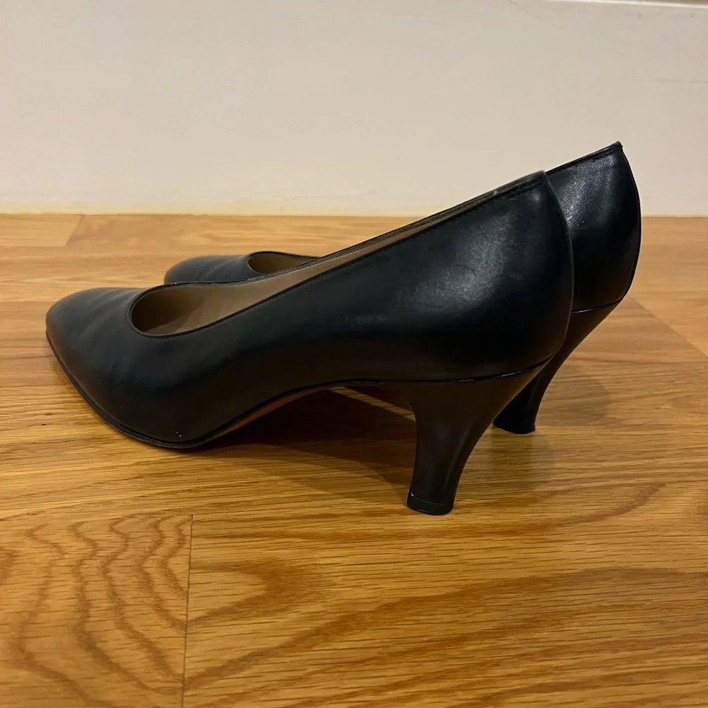 Vintage ferragamo heels in really great used condition! - Picture 7 of 8